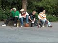 Lyrics:Ootsä ihan kiva mut en todellakaan rakastaSitkun en enää jaksa lisää kortteja saa pakastaMä oon talonmies siks ei portteja vaan lakastaMut saan sut kiintyy lisää aina olemalla kamalaOlemalla kavala siitä potematta darraakaanSotkemalla asiat siitä olematta paskanaHelppo päästää irti jos on onnen kanssa hataraJos on nopeet jalat alla ja polkemalla satamaanVaikka sanot et oon komea ja mahtavaOot korvikkeena paska ja komennat mut kasvamaanEhkä aikanaan ostettava barbaraJos et tajuu ettei tää oo todellakaan vakavaaOn korkee aika valita jos en anna halataHaluutko tätä juttuu jos ei ongelmaa vaan ratkastaKun sä tarviit läheisyyt oon possen kans kaatamasTajuu ettet musta oo saamas todellakaan rakastakertosäe:Mä en suhteit samaan aikaan monen kanssa harrastaSiks saatat elää rauhas ikin kokematta parastaKoskematta parasta olematta parhaankaaMut vaik on suhteit ei oo aina olemassa rakasta(2x)My relationships are down to twoI've got my love for my music and my love for youBut you're drifting away and I cant drop my anchorSpeed ten knots steady but my loves been tamperedNow I'm going from port to port to find light for my candelYour a perfect example of love but couldn't handleI'm sailing of shore lost in bermudas triangleI need candels to summon you back but how common is thatIt's like landlord chargeing you jackIts not my fans whole baby that I'm loveing them backBut we planned this wrong it's still stunning and sadThat's why you didn't last long now were lovers in blackThis is my last song cause I seem to stumble on tracksI'm still thinking of you till I crumbel on crackAll I really wanna know is you lovin' me backIf you feel this track then holla! back where you at girlkertosäe (2x)Seuraavat 16 tahtia omistan sulle kulta pieniKiitos kaikest et oot olemassa ja munkaaIlman sua nainen mun ois todella vaikeet jaksaaIlman sua nainen kaikki ois monellailla raskaampaaOot mulle tärkein sä teet mut onnelliseksRakastan sua päivä toisensa jälkeen vaan kovemminEn pysty kuvitteleen elämää ilman sua ees enääSä oot vikana mieles illal ja ekana ku mä heräänIlman sua nainen mä oisin pelkkä varjo vaanOon ilmassu jo kaiken on silti pakko sanoaKiitos et oot suvaitsevainenja tajuut et vaikka kirjotan lainej jalkovälist ja väkivallast en tarkota sitäNe on vaan läppiä hah se on vaan räppiäJos et tiiä ni oot ainoo tyttö josta välitänMä en häpee kertoo mitä tunnenTodistakoon vaikka koko maailma sitä ku teen sulle ballaadin mu kultakertosäe (2x)