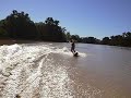 palazo haciendo surf en el rio