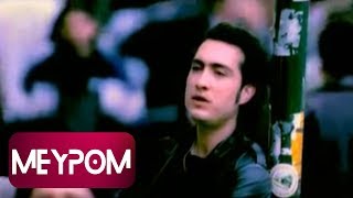 Download Kıraç - Bir Garip Aşk Bestesi (Official Video) Kıraç - Bir Garip Aşk Bestesi (Official Video)