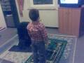 minik ismet-Caner namaz kilmaya calisiyor;-)