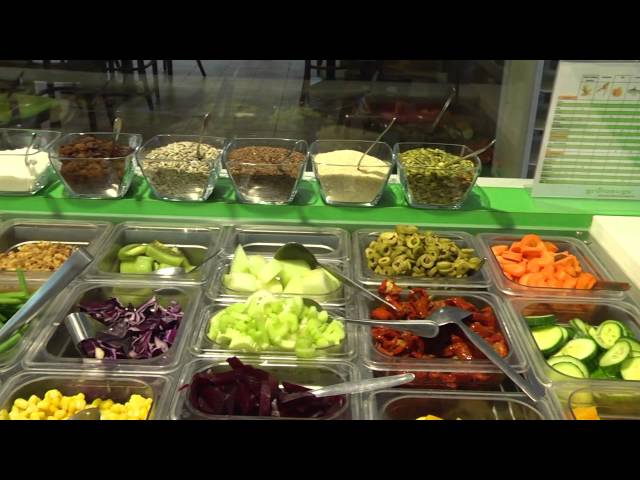 Fitness Salat Hirtenkäse, Aprikosen, Kürbiskernen, Zucchini und Salatvariationen 