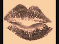 Kiss, onye huru kiss, kiss eh ya. Anyi ejighi kiss eme nwanne. Let us share kiss.