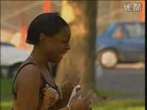Una mujer haciendo sus necesidades en un parque - Broma