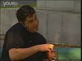 Una mujer haciendo sus necesidades en un parque - Broma