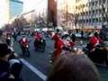 Weihnachtsmann-Motorradkorso in Berlin