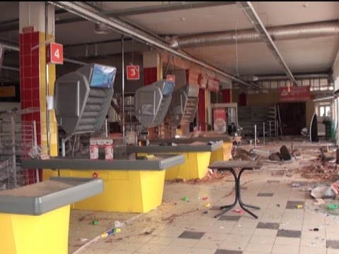 Боевики ЛНР охраняют разграбленные ими супермаркеты (видео)
