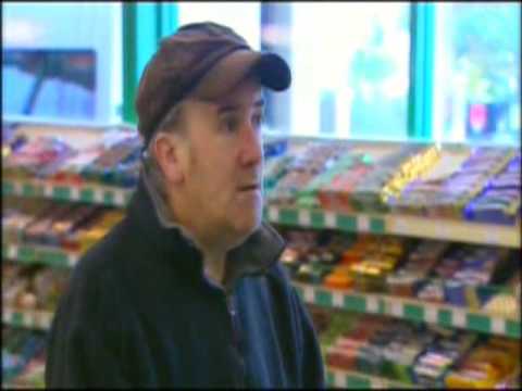 Destrozando los billetes falsos - Cámara Oculta