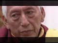 Realizzata per Radio Oreb intervista al Primo Ministro Tibetano SAMDHONG RIPOCHE per aumentare il confronto inter religioso. un'intervista per conoscere più da vicino la realtà del Tibet, del Dalay Lama, dei monaci Tibetani, dell'occupazione Cinese.Lobsang Tenzin (Jol, Tibet orientale, 5 novembre 1939) è il V Samdhong Rimpoche, un'alta reincarnazione buddhista. Pur essentdo nato in Tibet risiede in esilio in India, ove ricopre importanti incarichi in seno alla comunità dei rifugiati.Attualmente è Kalon Tripa (capo dell'Esecutivo) del Governo tibetano in esilio.Vita [modifica]All'età di cinque anni è stato riconosciuto come reincarnazione del suo predecessore, il IV Samdhong Rimpoche. Ha compiuto gli studi religiosi presso il monastero di Drepung (Lhasa), e nel 1959 è fuggito in esilio in India in seguito alle repressioni attuate dal governo cinese.Giunto in esilio, tra gli anni 1960 e 1970 ha svolto l'attività di insegnamento della dottrina buddista presso alcune scuole religiose tibetane in India, conseguendo nel frattempo due titoli di studi superiori buddisti: il Lharampa (1968) e il Ngagrimpa (1969).Dal 1971 al 1988 è stato rettore dell'Istituto centrale degli studi superiori tibetani di Varanasi, e dal 1988 al 2001 ha ottenuto la direzione amministrativa del medesimo istituto.Nel 1990 è stato membro dell' Assemblea Costituente per il futuro del Tibet e per la legge dei tibetani in esilio. Tra il 1991 ed il 1995 è stato deputato nell'Assemblea del popolo tibetano, organo di cui è stato eletto presidente nel 1996.Ha ricoperto la carica di Kalon Tripa una prima volta dal 2001 al 2006, ed è stato rieletto nel 2006.