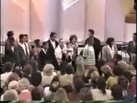 jackson family - In 1989 the entire Jackson family (excluding La Toya, Marlon, Michael and Janet) appeared on the Donahue Show to promote the film