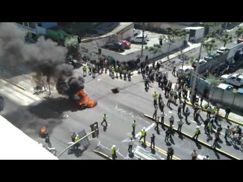 Policías bloquean avenidas en Ecuador en protesta contra Correa