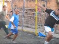 pura habilidade, n�o bastava os gols que ele faz, agora quer ser craque. faze o que � o melhor da gl�ria mesmo.