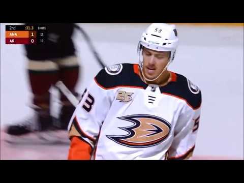 Max Comtois scores a goal in each of his first 2 NHL games