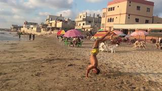 علي عثمان _ حركات بهلوانية على شاطىء مخيم الرشيدية