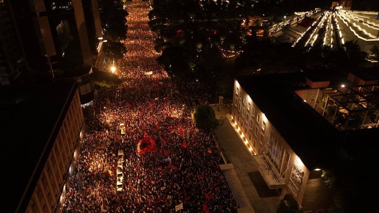 Incidenti me flamurin izraelit në protestën e Tiranës: Arben Kola akuzon grupe të infiltruara
