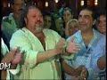 parrita cantando una arbole� en una boa gitana
