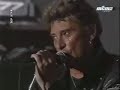 une chanson d�di�e � daniel balavoine et chant�e � bercy en 1990!!! des coups de poings dans l'�me le froid de la lame qui court chaque jour me pousse un peu plus vers la fin quand je monte sur sc�ne comme on prend le dernier train m�me les soirs de drame et il faut trouver la flamme qu'il faut pour toucher les femmes qui me tendent les mains qui me crient qu'elles m'aiment et dont je ne sais rien c'est pour �a qu'aujourd'hui je suis fatigu� c'est pour �a qu'aujourd'hui je voudrais crier je n'suis pas un h�ros mes faux pas me collent � la peau je n'suis pas un h�ros faut pas croire ce que disent les journaux je n'suis pas un h�ros - un h�ros et quand les cris de femmes s'accrochent � mes larmes, je sais que c'est pour m'aider � porter tous mes chagrins je me dis qu'elles r�vent mais qu'�a leur fait du bien a coups de pieds dans l'�me j'ai trouv� la flamme qu'il faut pour mourir c�l�bre il ne faut rien emporter que ce que les autres n'ont pas voulu garder c'est pour �a qu'aujourd'hui je suis fatigu� c'est pour �a qu'aujourd'hui je voudrais crier je n'suis pas un h�ros mes faux pas me collent � la peau je n'suis pas un h�ros faut pas croire ce que disent les journaux je n'suis pas un h�ros - un h�ros je n'suis pas un h�ros mes faux pas me collent � la peau je n'suis pas un h�ros faut pas croire ce que disent les journaux je n'suis pas un h�ros - un h�ros