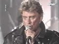 une chanson d�di�e � daniel balavoine et chant�e � bercy en 1990!!! des coups de poings dans l'�me le froid de la lame qui court chaque jour me pousse un peu plus vers la fin quand je monte sur sc�ne comme on prend le dernier train m�me les soirs de drame et il faut trouver la flamme qu'il faut pour toucher les femmes qui me tendent les mains qui me crient qu'elles m'aiment et dont je ne sais rien c'est pour �a qu'aujourd'hui je suis fatigu� c'est pour �a qu'aujourd'hui je voudrais crier je n'suis pas un h�ros mes faux pas me collent � la peau je n'suis pas un h�ros faut pas croire ce que disent les journaux je n'suis pas un h�ros - un h�ros et quand les cris de femmes s'accrochent � mes larmes, je sais que c'est pour m'aider � porter tous mes chagrins je me dis qu'elles r�vent mais qu'�a leur fait du bien a coups de pieds dans l'�me j'ai trouv� la flamme qu'il faut pour mourir c�l�bre il ne faut rien emporter que ce que les autres n'ont pas voulu garder c'est pour �a qu'aujourd'hui je suis fatigu� c'est pour �a qu'aujourd'hui je voudrais crier je n'suis pas un h�ros mes faux pas me collent � la peau je n'suis pas un h�ros faut pas croire ce que disent les journaux je n'suis pas un h�ros - un h�ros je n'suis pas un h�ros mes faux pas me collent � la peau je n'suis pas un h�ros faut pas croire ce que disent les journaux je n'suis pas un h�ros - un h�ros