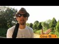 Dans la cadre bucolique de lile Ste-Hélène, www.coteblogue.ca a rencontré pour vous Jason Mraz! En pleine entrevue de La Roux, mon téléphone sonnait sans arrêt, un rapide coup d'oeil à ma montre et je réalisais qu'il était l'heure de l'entrevue avec Jason Mraz... mais on arrête pas une entrevue comme ça! L'entrevue terminée, je serre la main d'Elly Jackson, je la remercie, j'aggrippe Marie, prend mes textos et nous fonçons pour aller rencontrer Jason Mraz, qui nous attend tyranquillement sur un petit pont avant son test de son. Entrevue avec un garçon sympathique et énergique! Procurez-vous les albums de Jason Mraz sur http