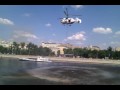 Вертолет набирает воду для тушения пожара в Москве