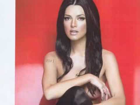 Candela Ferro semi desnuda en la Revista H
