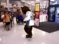 videos de Brown Bears Team Mascot Dancing at Safeway