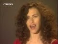Elefthería cantando uno de sus clásicos en la noche vieja de 1991, ataviada para la ocasión, como no podía ser de otra manera, con un vestido rojo.