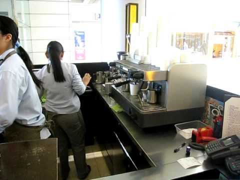 咖啡師在沖我的Flat White