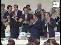 videos de Aznar llega con un frío saludo a Rajoy y un efusivo abrazo a Acebes.