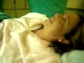 Con la anestesia epidural la madre ve sin dolor alguno como el médico le está cosiendo el desgarro vaginal que previamente había provocado para facilitar el parto.With the epidural mother sees without any pain as the doctor was sewing vaginal tear that had previously led to facilitate childbirth.