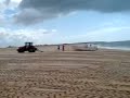 Kalastajat vetää veneitä rantaan 2