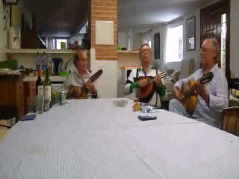 Bandurriator - Esperando ver el partido de los mundiales España-Paraguay , Rafa Suarez y Julian Nuñez animan a Miguel Abascal a que tome de nuevo la bandurria, como gran in...