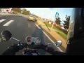 Un Motard Se Venge Sur Une Voiture Qui Le Frole D un Peu Trop Près