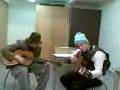 en alban och armenier spelar gitara