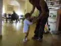 Fernando Sosa insegna i primi passi di danza a Carolina Fernando Sosa insegna i primi passi di danza a Carolina