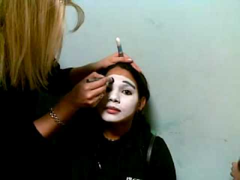 pin up makeup tutorial. Classic Pin Up Makeup.
