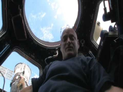 Un astronauta nos muestra una ventana de la Estación Espacial Internacional