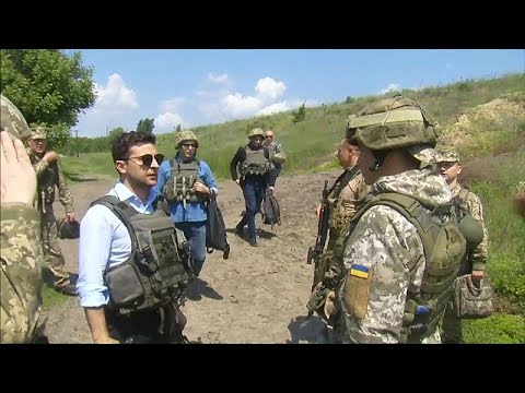 Ukraine: Präsident Selenskyj besucht Frontgräben in O ...