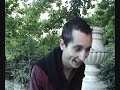 Documental que nos presenta la diversidad afectivo-sexual desde un punto de vista positivo, normalizando y desmontando prejuicios. En él se ofrecen testimonios de adolescentes lesbianas, gays y bisexuales que nos cuentan cómo vivieron ellos esa diversidad a través de una serie de preguntas sobre la realidad cotidiana: ¿cómo y cuándo te diste cuenta de que eras gay, lesbiana o bisexual?, ¿eres diferente a un heterosexual?, ¿a qué edad tuviste tu primera relación sexual?, ¿cómo salir del armario?, ¿cómo reaccionó tu entorno? Se presentan en el vídeo, igualmente, lesbianas, gays y bisexuales de la historia, de las artes, la literatura, el cine y la televisión con la intención de demostrar que estas personas han formado y forman parte de la historia de todas las culturas y que están presentes en nuestra sociedad, enriqueciéndola y conviviendo con el resto de la población. De esta forma se aportan los tan necesarios referentes positivos a los adolescentes LGTB y se desmontan estereotipos en el conjunto del alumnado. En este documental pueden encontrarse numerosos temas de interés que pueden dar lugar a debates y comentarios en el grupo: Homofobia, Matrimonio entre personas del mismo sexo, situación legal de la población LGTB en el mundo, Día del Orgullo LGTB. Es importante destacar que incluye también el testimonio de una madre que comenta las reacciones y estados de ánimo que mostró al enterarse de que tenía un hijo gay. Esta entrevista aporta una experiencia valiosísima para <b>...</b>