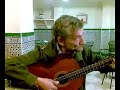 el ni�o miguel acariciando las cuerdas