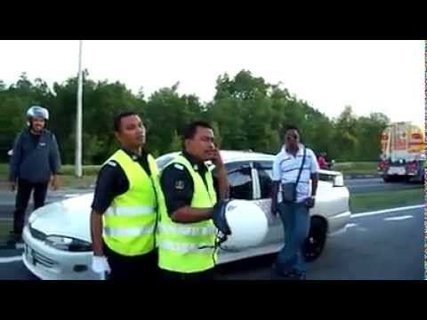 Malaysia - Brave (Crazy?) Indian fighting with police 