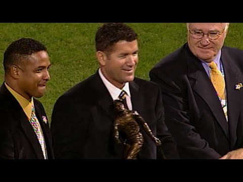 Video: Edgar receives Clemente Award before '04 WS Game 3