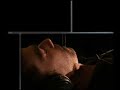 un extrait d'une �tape de travail de la cr�ation de thierry escarmant (www.ecrireunmouvement.com / enfinlejour.net)accompagn�e � la guitare pr�par�e par ryan kernoa.

un extrait vid�o r�alis� par m�d�ric grandet.

description : ? au centre de l'espace : un plan d'eau. � l'int�rieur : un corps. �tendu sur le dos. un micro sous la langue. un goutte � goutte au dessus du visage. ? de part et d'autre du corps, assis face � face : deux hommes. aux pieds : un musicien. � la t�te : un r�citant. chacun devant un micro. ? autour, � quelques centim�tres : une quarantaine de personnes reli�es au dispositif par des casques audio. � l'�coute. entendent le corps. les respirations. l'impact de l'eau sur la peau. et les deux autres voix : un texte, une musique. ? face � cette immersion sonore : l'immersion du corps. et la repr�sentation bascule � l'instant pr�cis o� le corps se trouve au-dessous du niveau de l'eau.

equipe artistique : conception : thierry escarmant  en dialogue avec m�d�ric grandet, ryan kernoa, gilbert tra�na et beno�t courribet  / mise en sc�ne, texte et chor�graphie : thierry escarmant  / musique improvis�e (guitare pr�par�e) : ryan kernoa  / interpr�tes : julie dardey, gilbert tra�na  / sc�nographie : gis�le trembleau  / construction : karl sainsot  / costumes : agn�s noden  / r�gisseur technique : jean-pierre legout  / graphiste : jean-marc saint-paul / lors de la premi�re esquisse publique : guillaume pons (interpr�te et r�gie technique), thierry hausseguy (r�gie son).