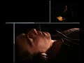 un extrait d'une �tape de travail de la cr�ation de thierry escarmant (www.ecrireunmouvement.com / enfinlejour.net)accompagn�e � la guitare pr�par�e par ryan kernoa.

un extrait vid�o r�alis� par m�d�ric grandet.

description : ? au centre de l'espace : un plan d'eau. � l'int�rieur : un corps. �tendu sur le dos. un micro sous la langue. un goutte � goutte au dessus du visage. ? de part et d'autre du corps, assis face � face : deux hommes. aux pieds : un musicien. � la t�te : un r�citant. chacun devant un micro. ? autour, � quelques centim�tres : une quarantaine de personnes reli�es au dispositif par des casques audio. � l'�coute. entendent le corps. les respirations. l'impact de l'eau sur la peau. et les deux autres voix : un texte, une musique. ? face � cette immersion sonore : l'immersion du corps. et la repr�sentation bascule � l'instant pr�cis o� le corps se trouve au-dessous du niveau de l'eau.

equipe artistique : conception : thierry escarmant  en dialogue avec m�d�ric grandet, ryan kernoa, gilbert tra�na et beno�t courribet  / mise en sc�ne, texte et chor�graphie : thierry escarmant  / musique improvis�e (guitare pr�par�e) : ryan kernoa  / interpr�tes : julie dardey, gilbert tra�na  / sc�nographie : gis�le trembleau  / construction : karl sainsot  / costumes : agn�s noden  / r�gisseur technique : jean-pierre legout  / graphiste : jean-marc saint-paul / lors de la premi�re esquisse publique : guillaume pons (interpr�te et r�gie technique), thierry hausseguy (r�gie son).