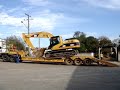 Subindo com uma CAT na carreta Subindo com uma CAT na carreta