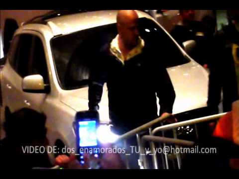 Alejandro Sanz fue recibido en Lima entre cámaras de fotos y gritos