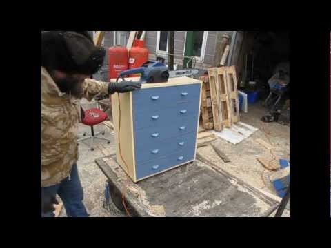 Making furniture with a chainsaw and free wood