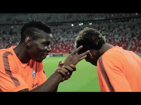 Juventus on tour. Non sbagliare quel palleggio... -  Keep your eye on the ball!