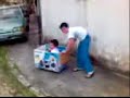 Daniel no carrinho de papel�o