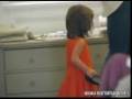 2008-08-25 | Suri Cruise y su mam se van juntas de compras ~> nia, la cual, mientras, disfrutaba de la estancia probndose zapatos que le venan grandes y jugando con los peluches ... (03:59)