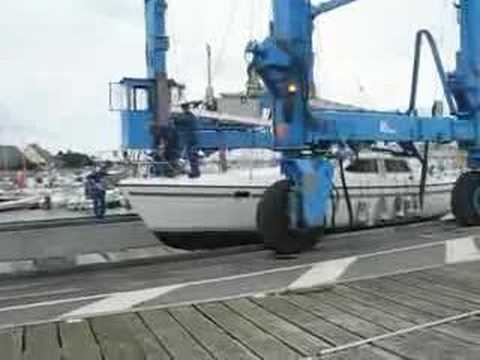 Hoisting a boat from the harbour in ...
